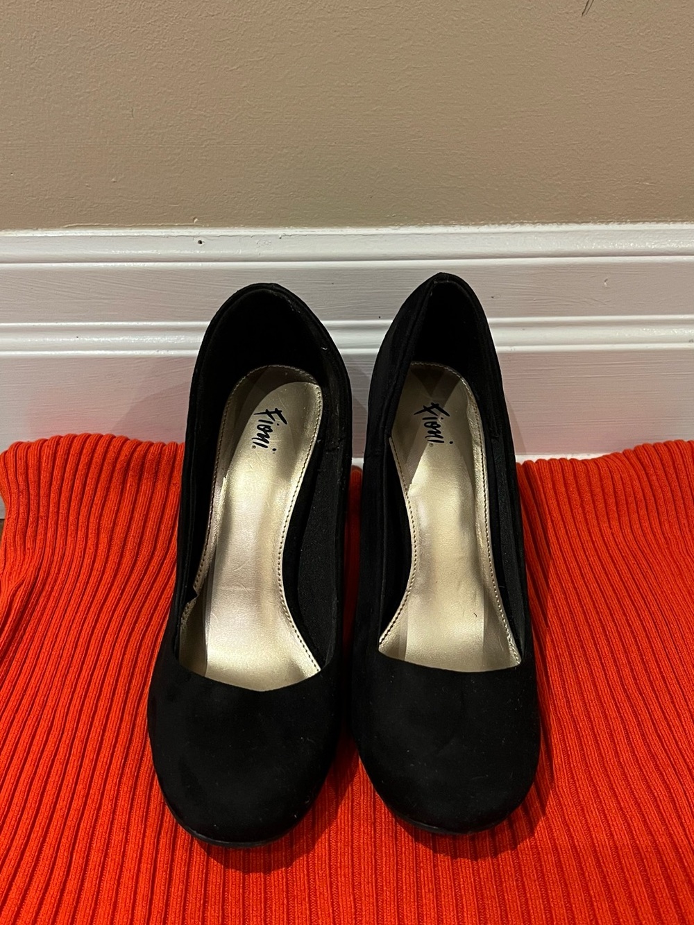 FIONI Black Suede Round Toe Heels